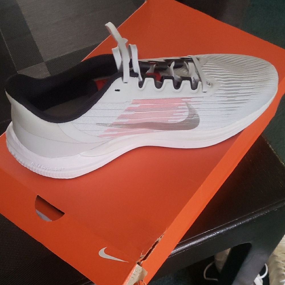 Nike Black and White Athletic Shoes with Low-Profile Design and Breathable Mesh